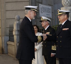 A su llegada, Su Majestad el Rey recibe el saludo del Segundo Jefe del Estado Mayor de la Armada, el almirante Carlos Martínez-Merello y Díaz de Miran