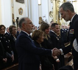 Don Felipe dio el pésame a los familiares presentes en la misa