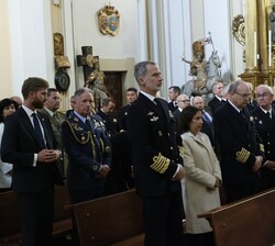Su Majestad el Rey junto a las autoridades durante la misa por el Almirante Jefe del Estado Mayor de la Armada (AJEMA), almirante general Antonio Mart