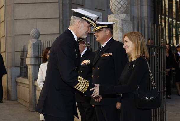 Su Majestad el Rey recibe el saludo de la viuda del Almirante Jefe del Estado Mayor de la Armada (AJEMA), almirante general Antonio Martorell Lacave