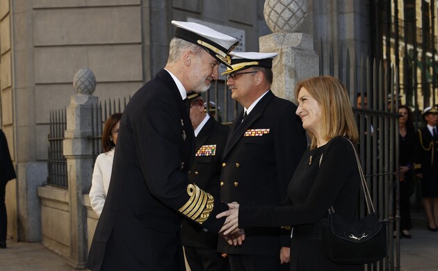 Su Majestad el Rey recibe el saludo de la viuda del Almirante Jefe del Estado Mayor de la Armada (AJEMA), almirante general Antonio Martorell Lacave