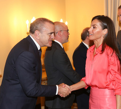 Sus Majestades los Reyes reciben el saludo del presidente del Consejo Superior de Deportes, José Manuel Franco