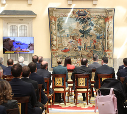 Sus Majestades los Reyes durante la proyección de un video sobre los premiados