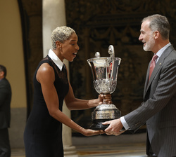Su Majestad el Rey entrega el Trofeo Comunidad Iberoamericana, para premiar a la o al deportista iberoamericano, entidad, club o institución que más h