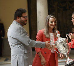 Su Majestad la Reina entrega la Copa Barón de Güell, al mejor equipo o selección del año a los tiradores Fátima Gálvez y Alberto Fernández