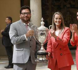 Su Majestad la Reina tras la entrega de la Copa Barón de Güell, al mejor equipo o selección del año a los tiradores Fátima Gálvez y Alberto Fernández