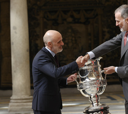 Su Majestad el Rey saluda al presidente del Real Grupo de Cultura de Covadonga, Antonio Corripio antes de la entrega la Copa Stadium, a la persona o e