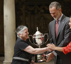 Sus Majestades los Reyes tras la entrega del Trofeo Joaquín Blume a la directora del I.E.S. Hermenegildo Lanz, Sacramento Delgado