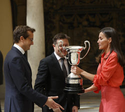 Su Majestad la Reina entrega el Premio Nacional a las Artes y las Ciencias Aplicadas al Deporte al cofundador y director general de Podoactiva, Víctor