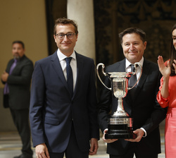 La Reina tras la entrega del Premio Nacional a las Artes y las Ciencias Aplicadas al Deporte al cofundador y director general de Podoactiva, Víctor Al