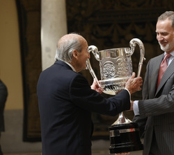 Su Majestad el Rey entrega el Premio Nacional Francisco Fernández Ochoa, a una trayectoria dedicada, de manera notoria, a la práctica, organización, d