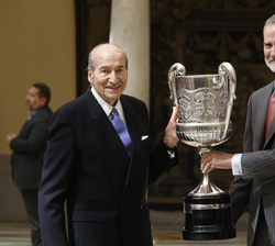 Su Majestad el Rey tras la entrega del Premio Nacional Francisco Fernández Ochoa, a una trayectoria dedicada, de manera notoria, a la práctica, organi