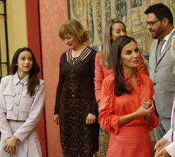 Su Majestad la Reina conversa con la futbolista Alexia Putellas, Premio Reina Letizia, a la mejor deportista española del año