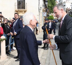 El Rey recibe el saludo del teniente de hermano mayor de la Real Maestranza de Caballería de Ronda, Rafael Atienza, y el bastón de mando