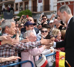 Don Felipe recibe el cariño de los vecinos de Ronda que le esperaban a su llegada