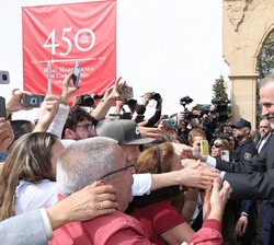 Don Felipe con los vecinos de Ronda tras su llegada