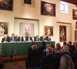 El Rey dirige unas palabras durane la reunión de las cinco Reales Maestranzas de Caballería