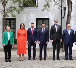 El Rey en el Patio de Herradores con las autoridades asistentes a la celebración con motivo del 450º aniversario de la Real Maestranza de Caballería d