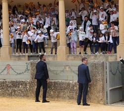 Don Felipe saluda a los niños presentes en la Real Maestranza de Ronda