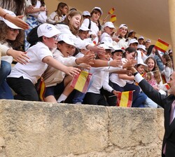 Don Felipe recibe el saludo de los niños asistentes al evento eyuestre