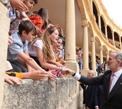 Don Felipe saluda a los niños presentes en la Real Maestranza de Ronda