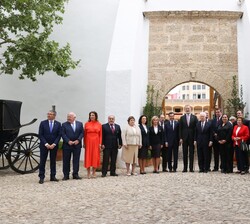 El Rey con un grupo delos empleados de taquilla y mantenimiento de la Real Maestranza de Ronda
