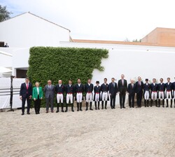 El Rey con los jinetes de la Escuela de Equitación