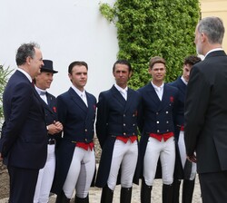 Don Felipe conversa con los jinetes