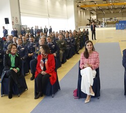 Su Majestad la Reina en primera fila junto a las autoridades en el inicio de la exposición