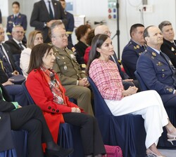 Doña Letizia atiende durante el acto de clausura del “Centenario de la primera aeroevacuación médica en España”