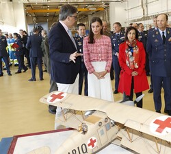 Su Majestad la Reina recibe una explicación sobre una de las maquetas expuestas