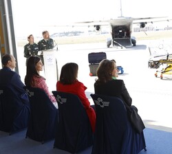Su Majestad la Reina junto a las autoridades durante el simulacro con la cámara de aislamiento