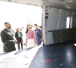 Doña Letizia observa el equipamiento del helicóptero que ha participado en el simulacro