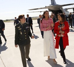 Tras la visita a las aeronaves y sus capacidades de transporte sanitario, Su Majestad la Reina se retira junto a las autoridades