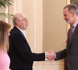 Su Majestad el Rey recibwe el saludo del preisdente de la Asociación, José Fernando Santoro Pumarega