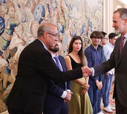 Su Majestad el Rey recibe el saludo del alcalde de Nigrán, Juan A. González Pérez que acompaña a los asistentes