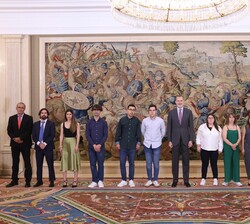 Su Majestad el Rey junto a la primera promoción del proyecto de formación dual "Juan María by Lolola" para personas con discapacidad intelec
