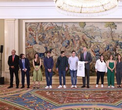 Su Majestad el Rey junto a los integrantes del Proyecto de formación dual “Juan María by lolola” con el presente que le acaban de entregar