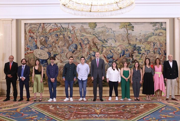 Su Majestad el Rey junto a la primera promoción del proyecto de formación dual "Juan María by Lolola" para personas con discapacidad intelec