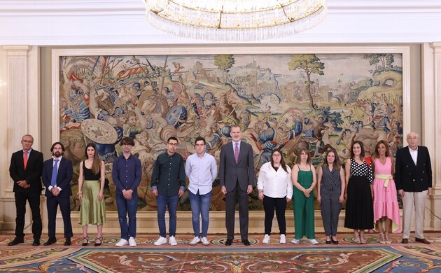 Su Majestad el Rey junto a la primera promoción del proyecto de formación dual "Juan María by Lolola" para personas con discapacidad intelectual