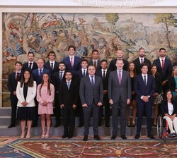 Don Felipe acompañado por los medallistas del Equipo Nacional de Piragüismo participantes en los Campeonatos Mundiales y Europeos 2022
