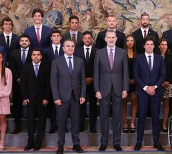 Don Felipe acompañado por los asistentes a la audiencia 
