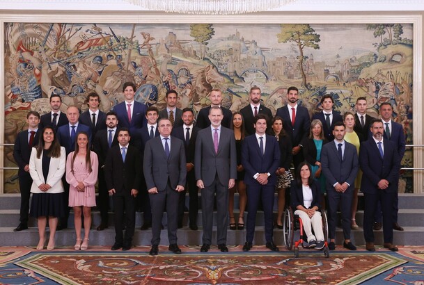 Don Felipe acompañado por los medallistas del Equipo Nacional de Piragüismo participantes en los Campeonatos Mundiales y Europeos 2022
