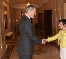 Su Majestad el Rey recibe el saludo de la presidenta de las Cámaras Europeas y presidenta de la Cámara Hispano-noruega, Carmen Sanz Martínez