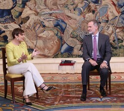 Su Majestad el Rey durante la intervención de la presidenta de las Cámaras Europeas y presidenta de la Cámara Hispano-noruega, Carmen Sanz Martínez