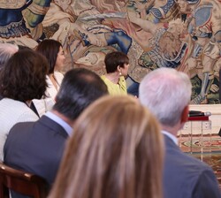 Su Majestad el Rey durante el desarrollo de la audiencia