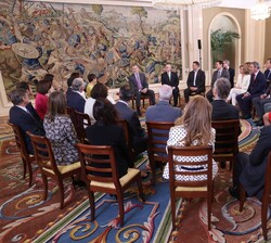 Su Majestad el Rey durante la audiencia a una representación de las Cámaras de Comercio Europeas en España