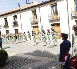 A su llegada, Sus Majestades los Reyes reciben Honores Militares