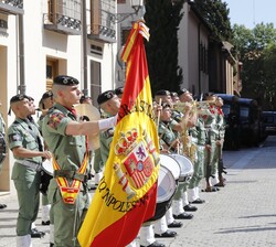 Su Majestad el Rey saluda a la Bandera Nacional