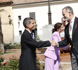 Su Majestad el Rey recibe el bastón de mando de Alcalá de Henares de manos de su alcalde, Javier Rodríguez